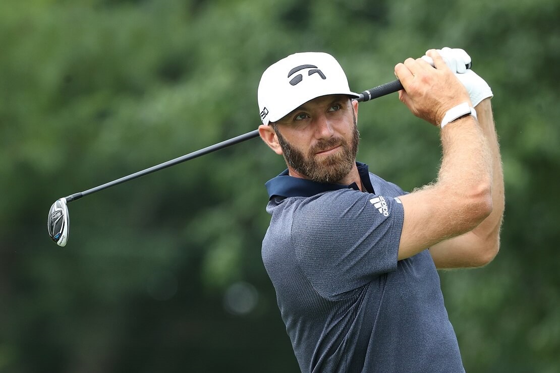 Dustin Johnson hält seinen Schläger nach dem Abschlag oben