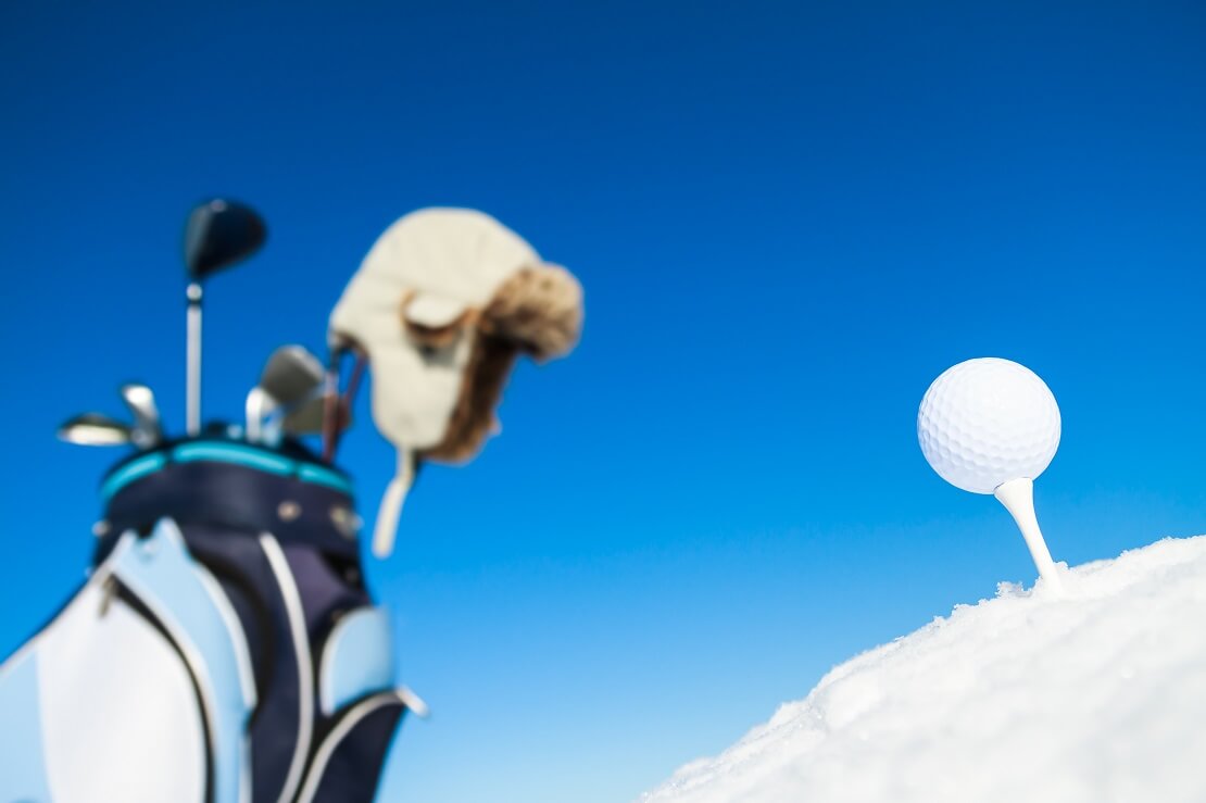 Golfausrüstung im Schnee