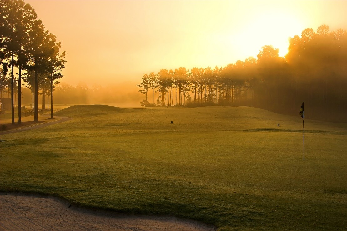 Morgendämmerung auf einem Golfplatz