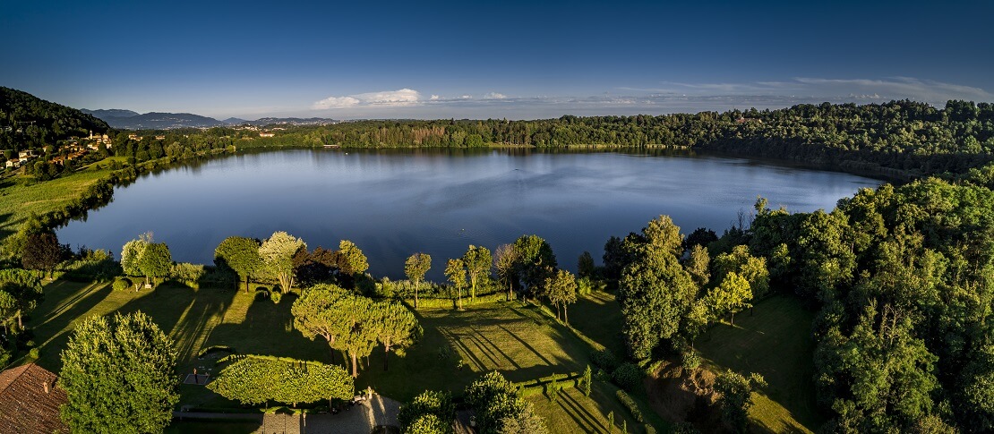 Lago di Montorfano aus der Vogelperspektive fotografiert