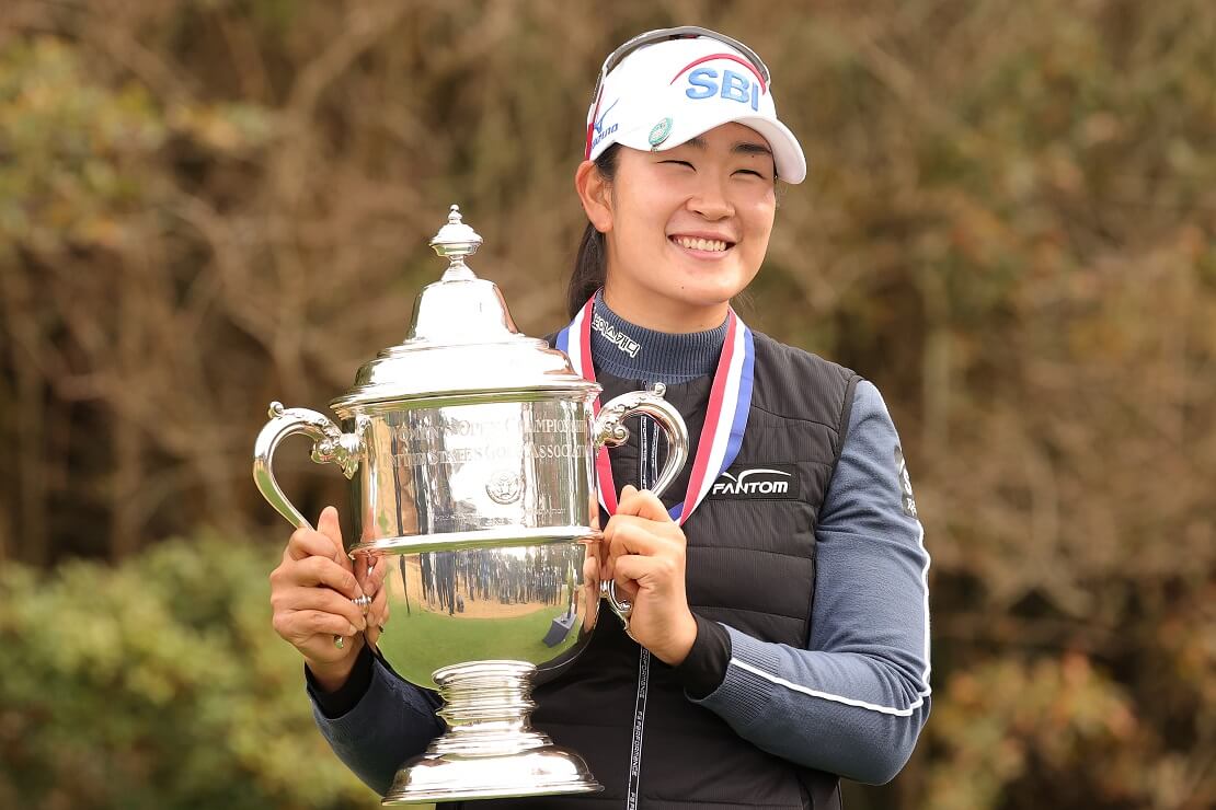 A Lim Kim hält die Trophäe der US Women's Open in den Händen