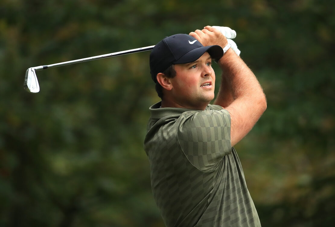 Patrick Reed schaut seinem Ball hinterher