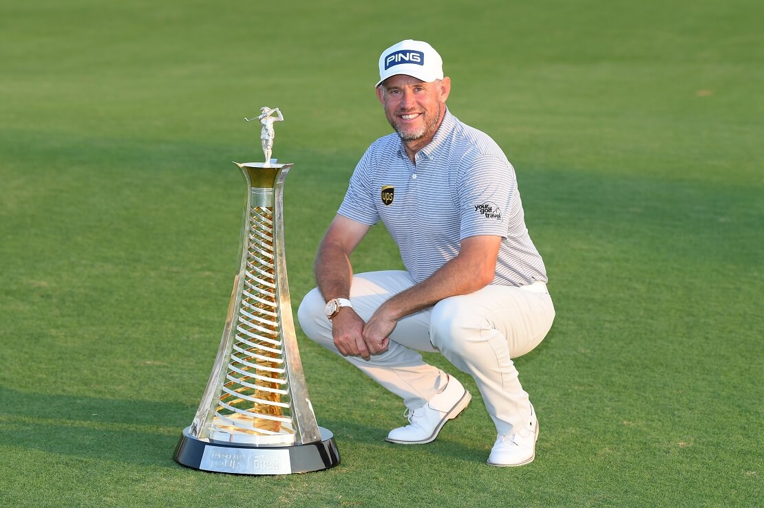 Lee Westwood posiert mit der Trophäe des Race to Dubai