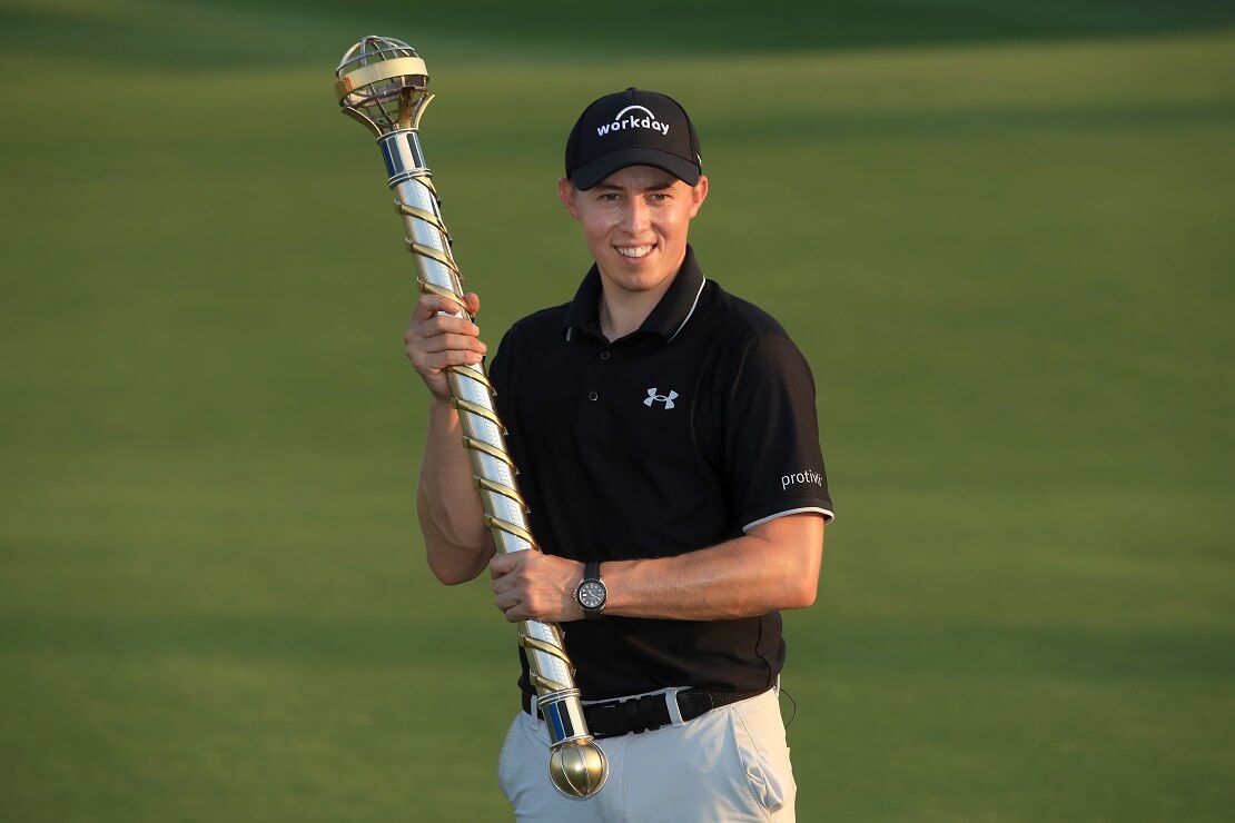 Matt Fitzpatrick posiert mit der Trophäe der DP World Tour Championship