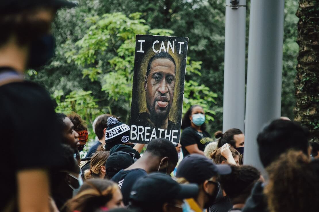 Demonstration mit dem Plakat von George Floyd und den Worten "I can't breathe"