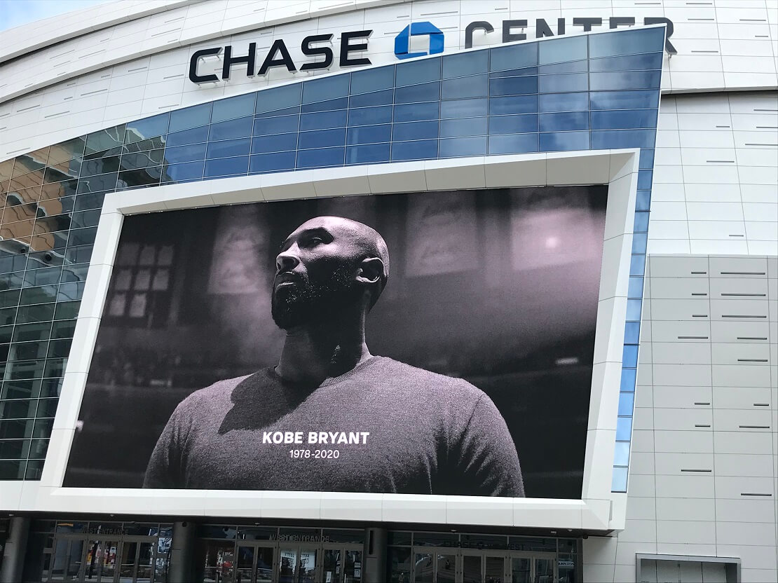 Foto von Kobe Bryant auf dem Gebäude des Chase Center