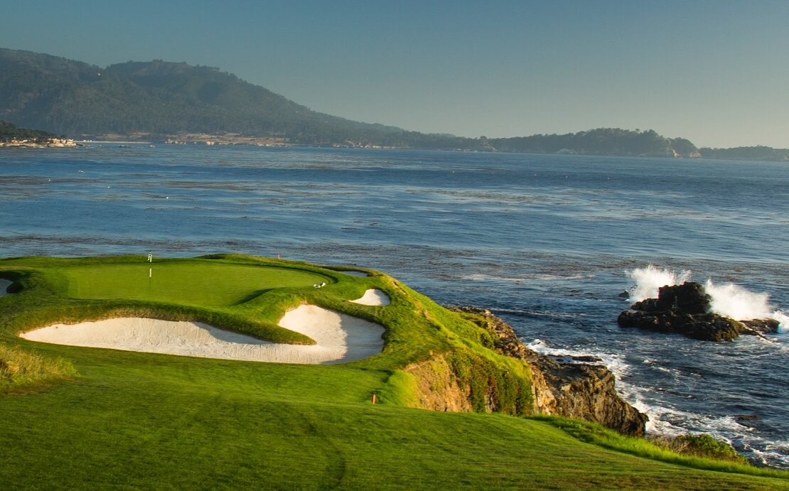 Pebble Beach Golf Links mit Blick auf Meer