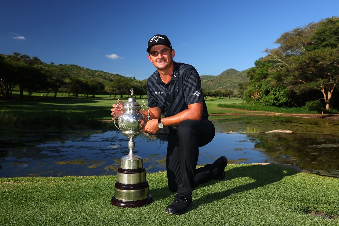 Christiaan Bezuidenhout posiert mit seiner Trophäe der South African Open