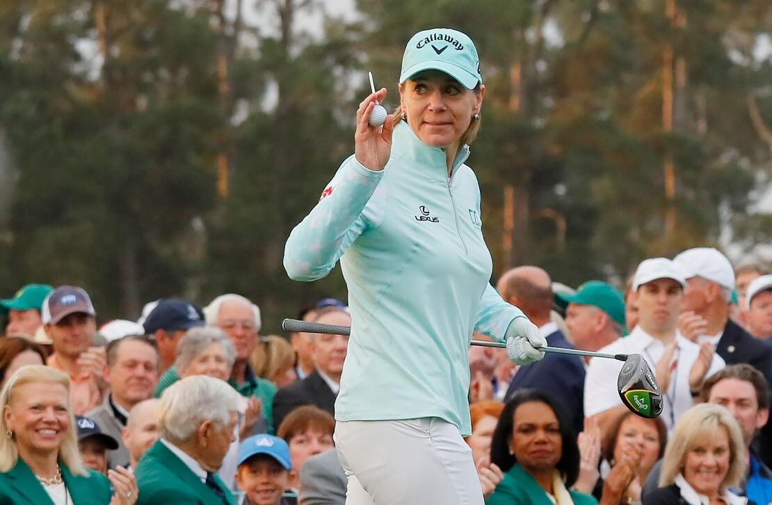 Annika Sorenstam hält den Ball mit Tee in Augusta in der Hand