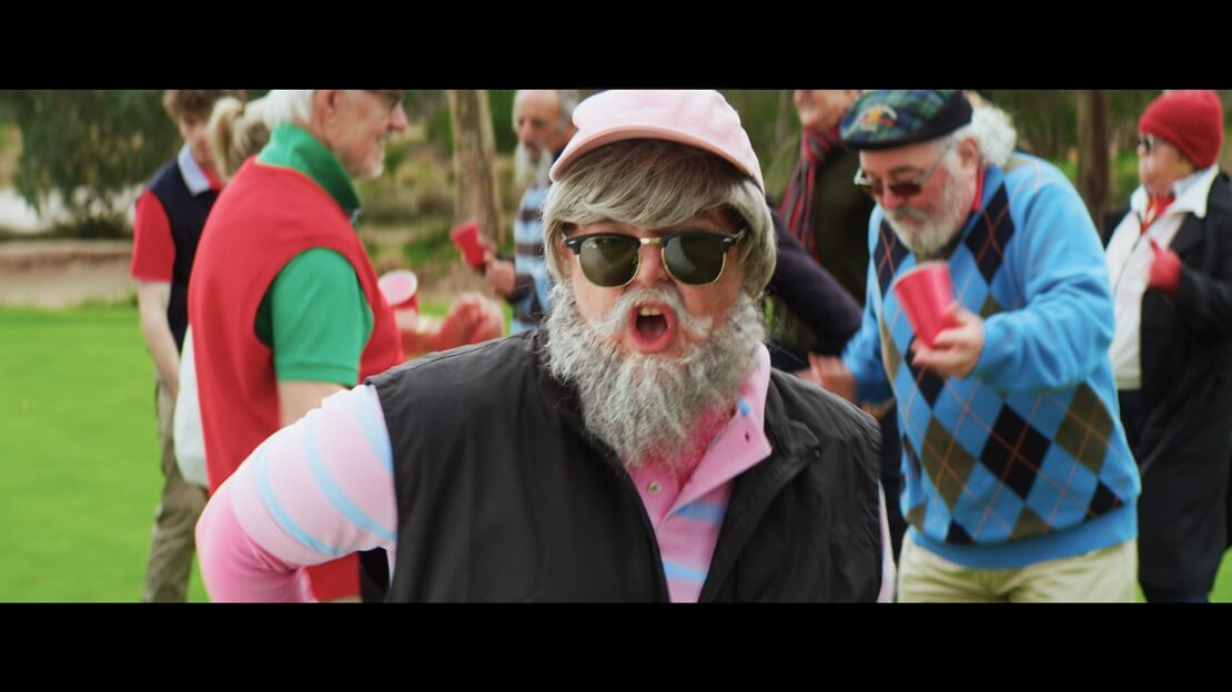 Tones and I in ihrem Musikvideo zu Dance Monkey als alter Mann auf dem Golfplatz