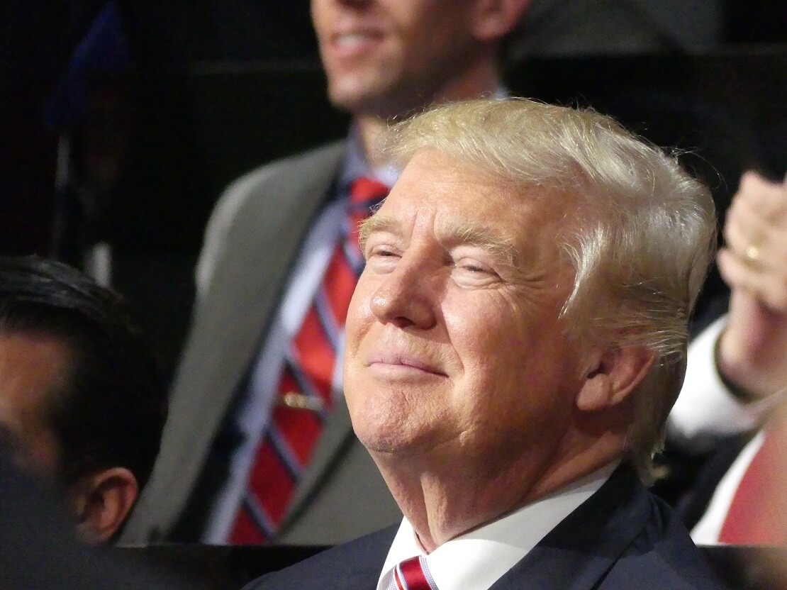 Donald Trump lächelt im Publikum