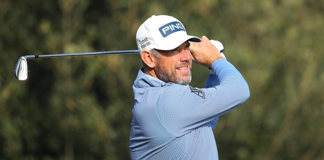 Lee Westwood schaut seinem Ball hinterher und hält den Schläger hinter dem Kopf