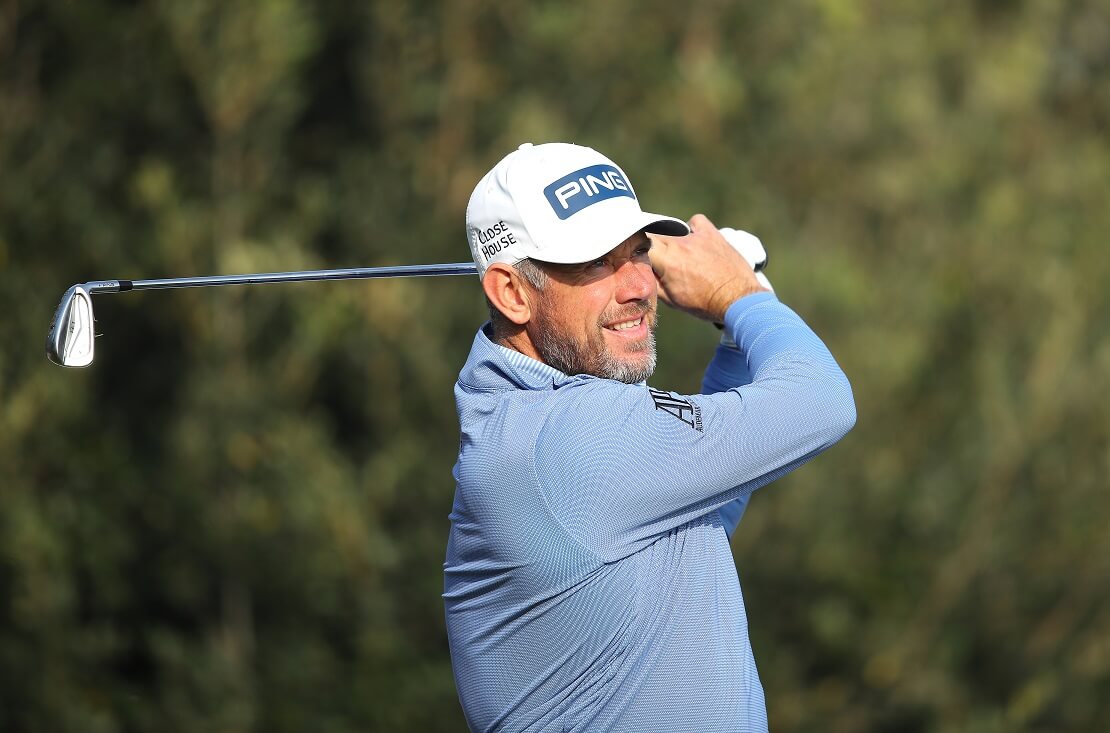 Lee Westwood schaut seinem Ball hinterher und hält den Schläger hinter dem Kopf