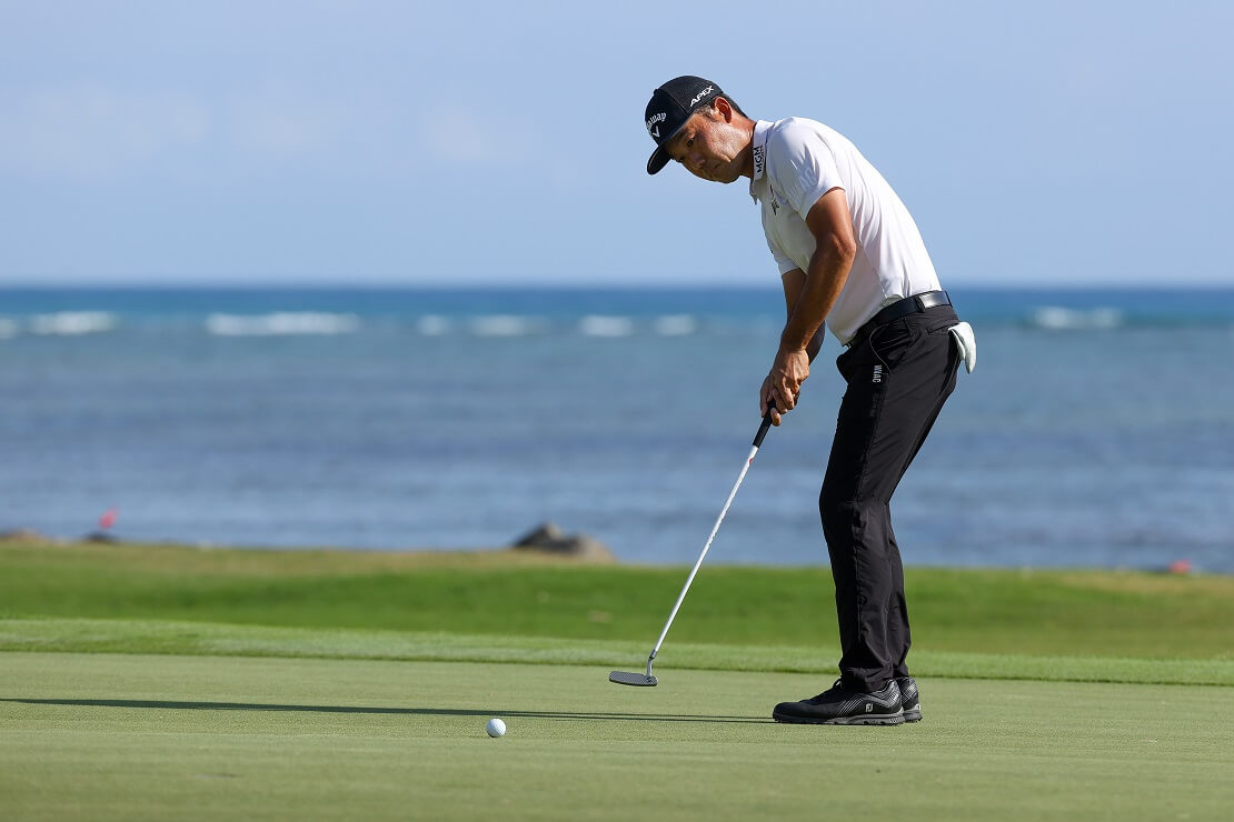 Kevin Na puttet bei der Sony Open mit dem Meer im Hintergrund