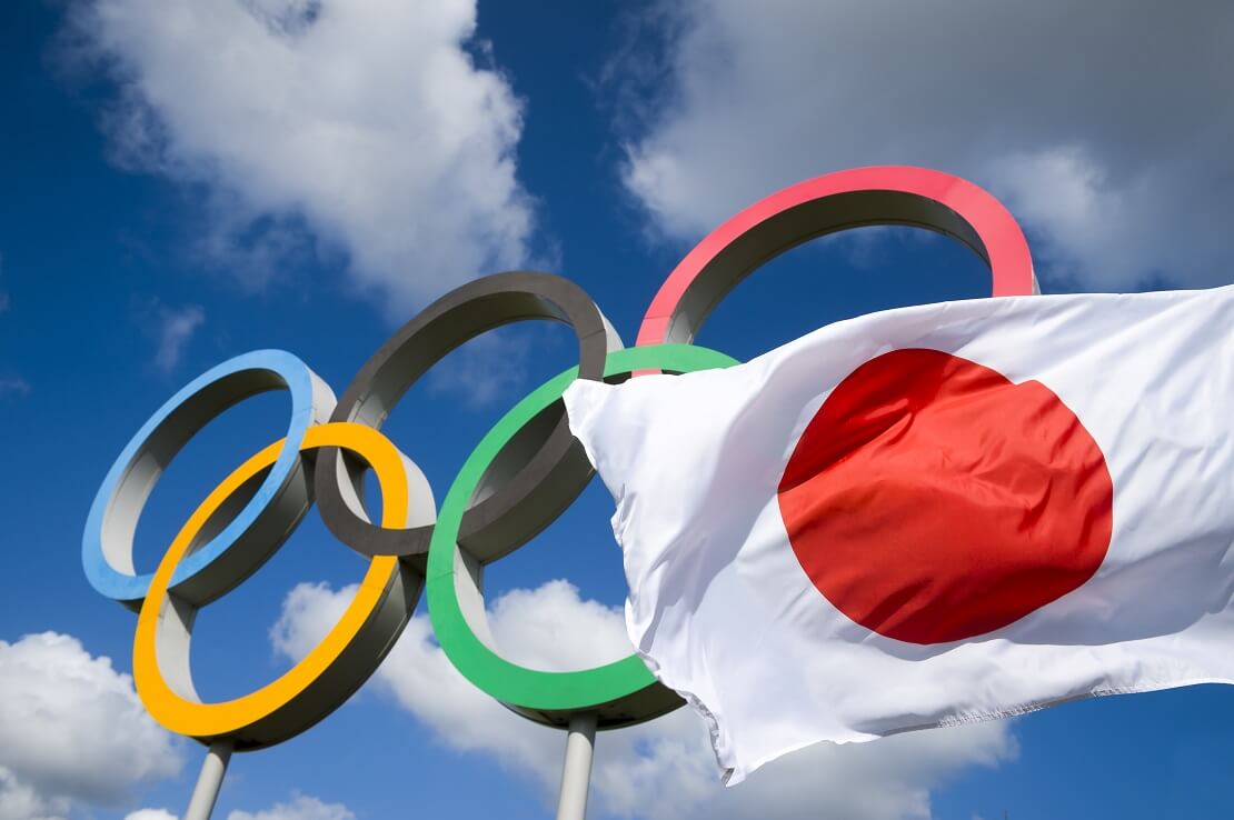 Olympische Ringe mit der japanischen Flagge