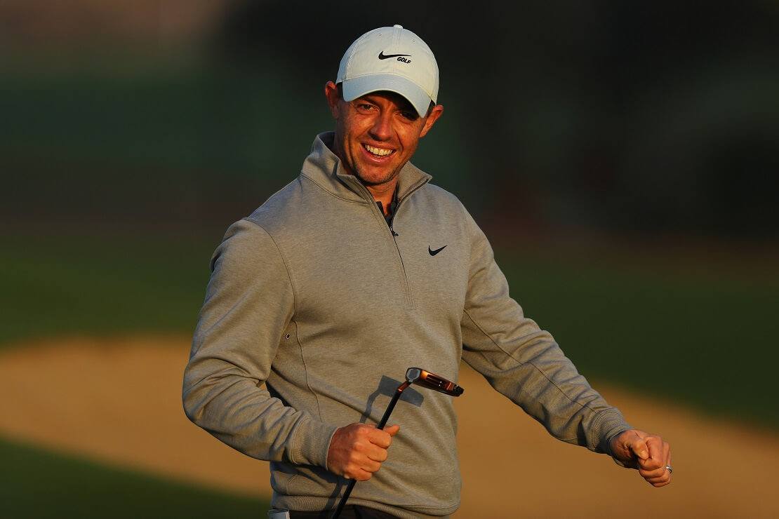 Rory McIlroy lacht im Sonnenlicht in die Kamera