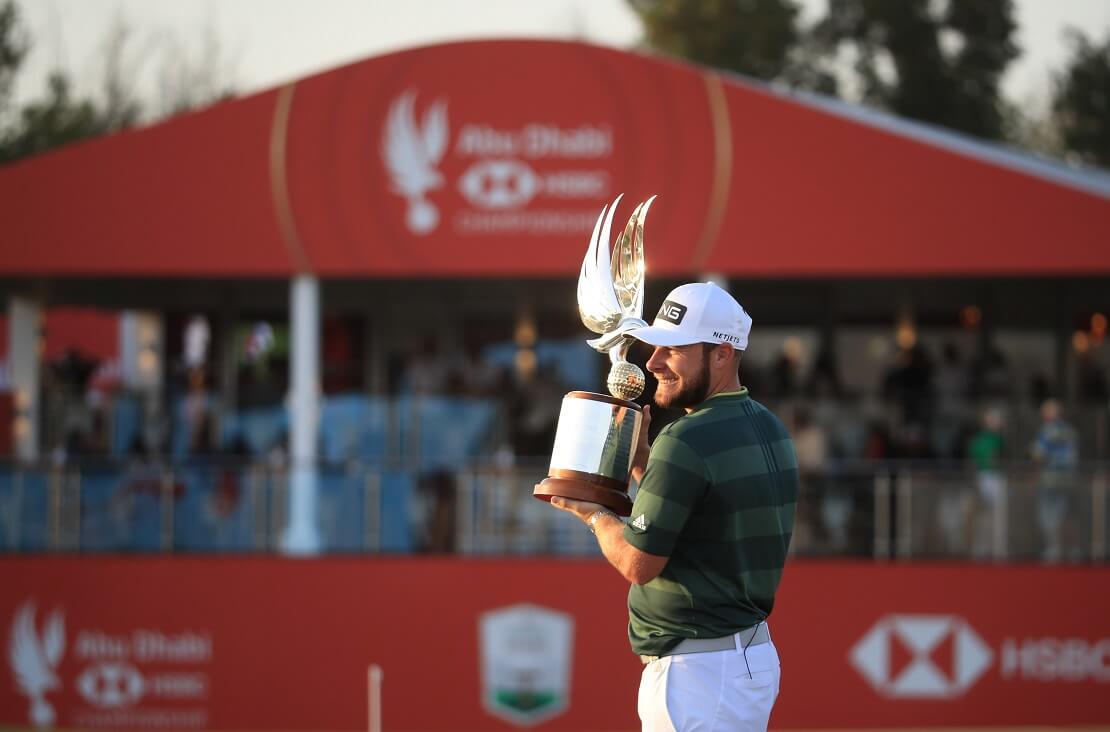 Tyrell Hatton mit der Trophäe der Abu Dhabi HSBC Championship