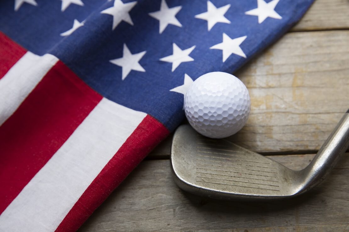 US-amerikanische Flagge mit Golfball -und Schläger