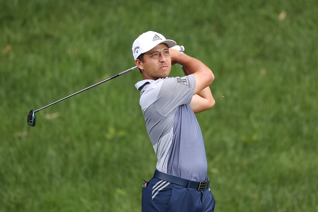 Xander Schauffele schaut seinem abgeschlagenen Ball hinterher