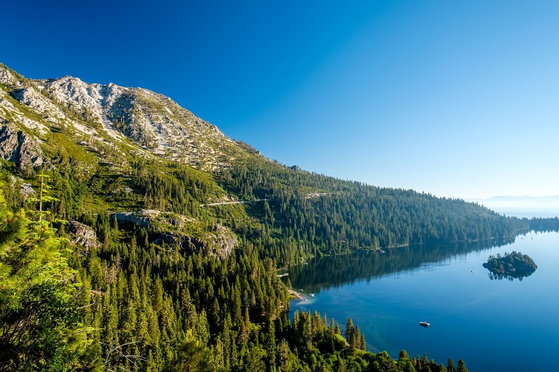 Lake Tahoe mit Blick auf die Berge bei blauem Himmel