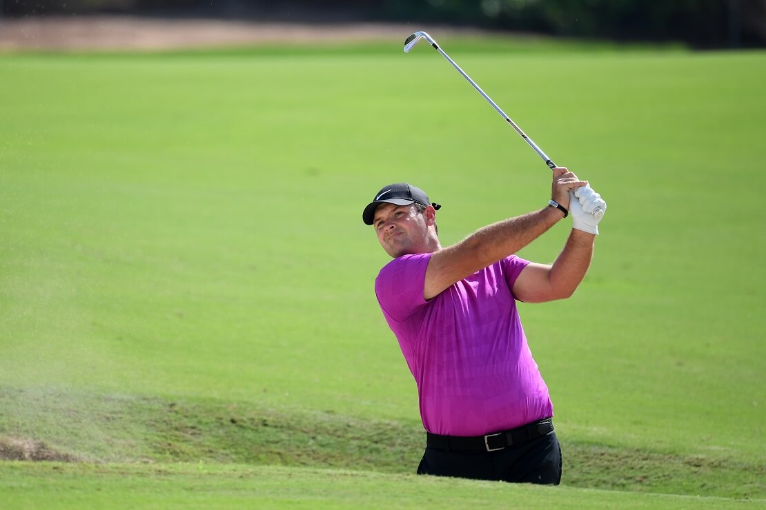 Patrick Reed schlägt den Ball aus einem Bunker