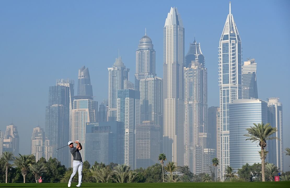 Paul Casey schlägt vor der Skyline in Dubai ab
