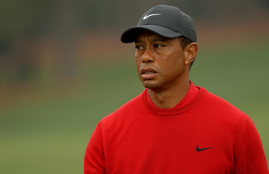 Tiger Woods schaut stirnrunzelnd in die Ferne.