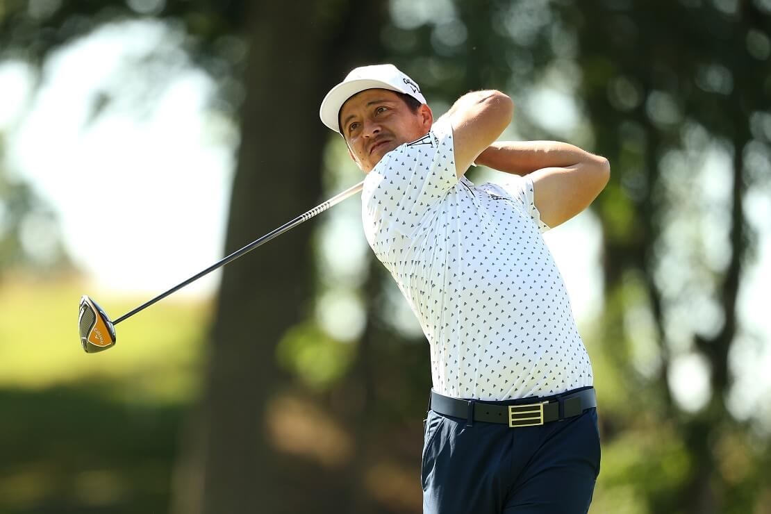 Xander Schauffele hält seinen Driver nach dem Abschlag hinter dem Rücken