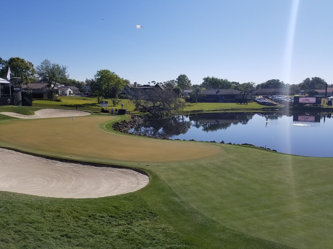 Ein Grün mit Bunkern und Wasserhindernis im Bay Hill Club & Lodge