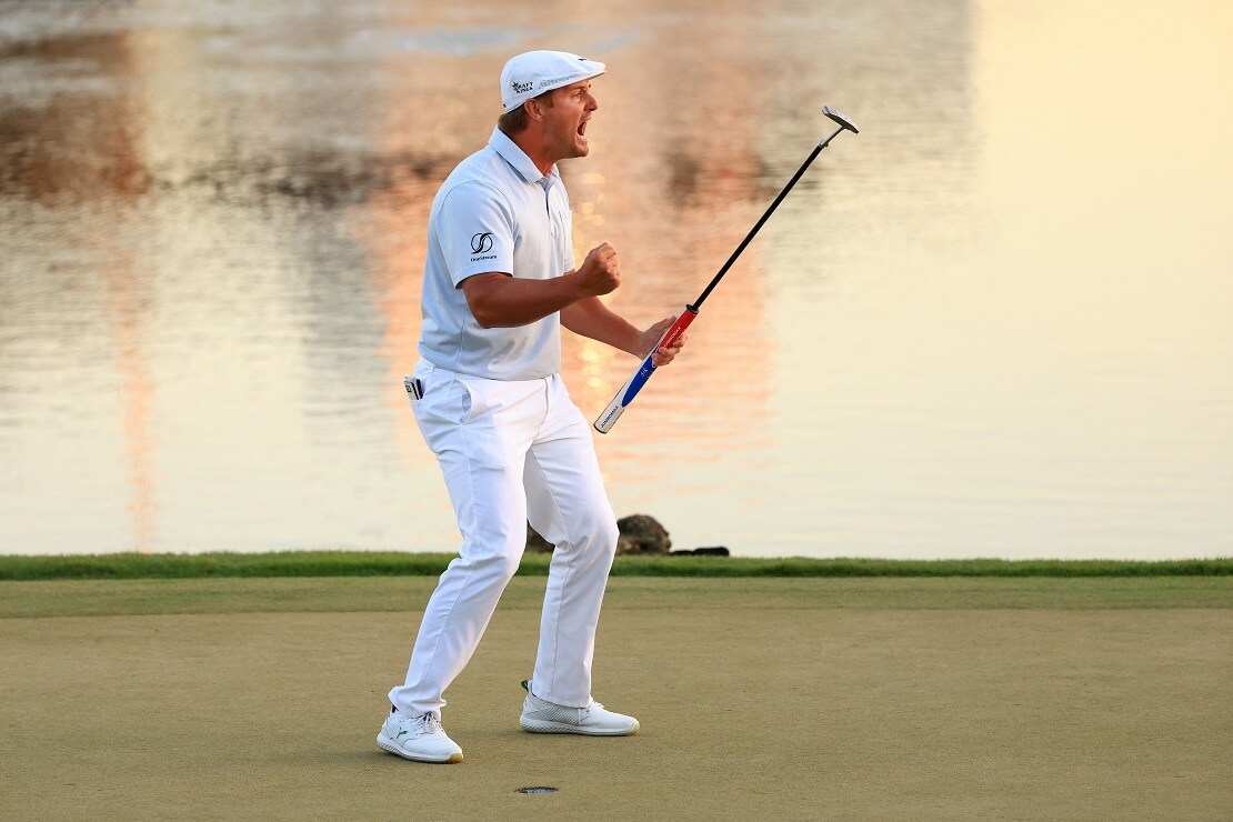 Bryson DeChambeau jubelt am letzten Loch, im Hintergrund ein Wasserhindernis