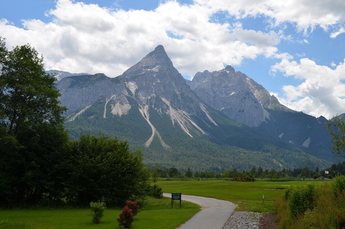 Golfplatz in Bayern mit Bergen im Hintergrund