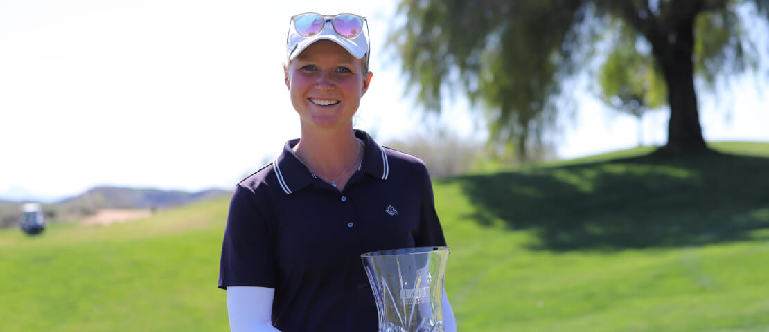 Sophie Hausmann lächelt mit der Trophäe in der Hand