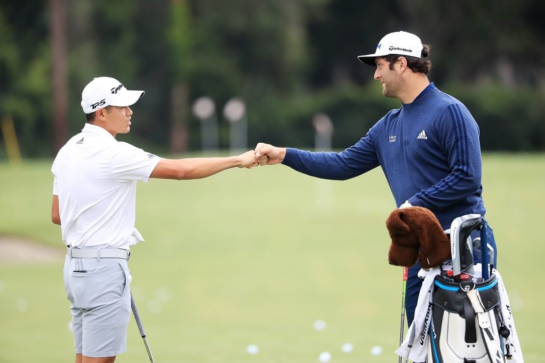 Collin Morikawa und Jon Rahm klatschen ab.