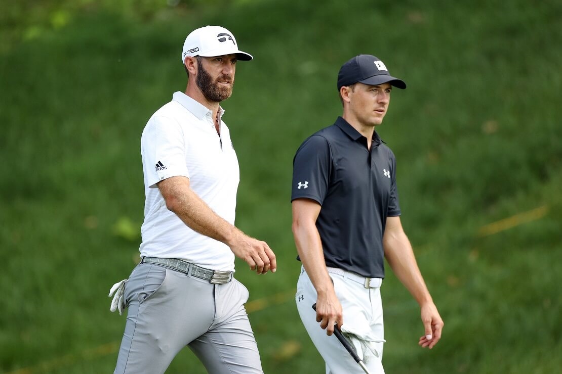 Dustin Johnson und Jordan Spieth laufen über den Golfplatz