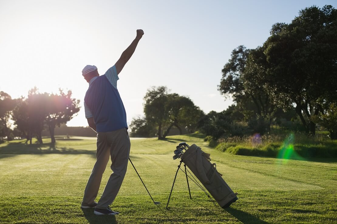 Golfer streckt seinen Arm zum Jubel hoch