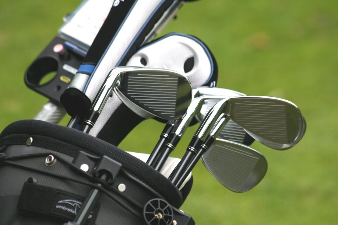 Golfschläger-Set ragt aus dem Bag