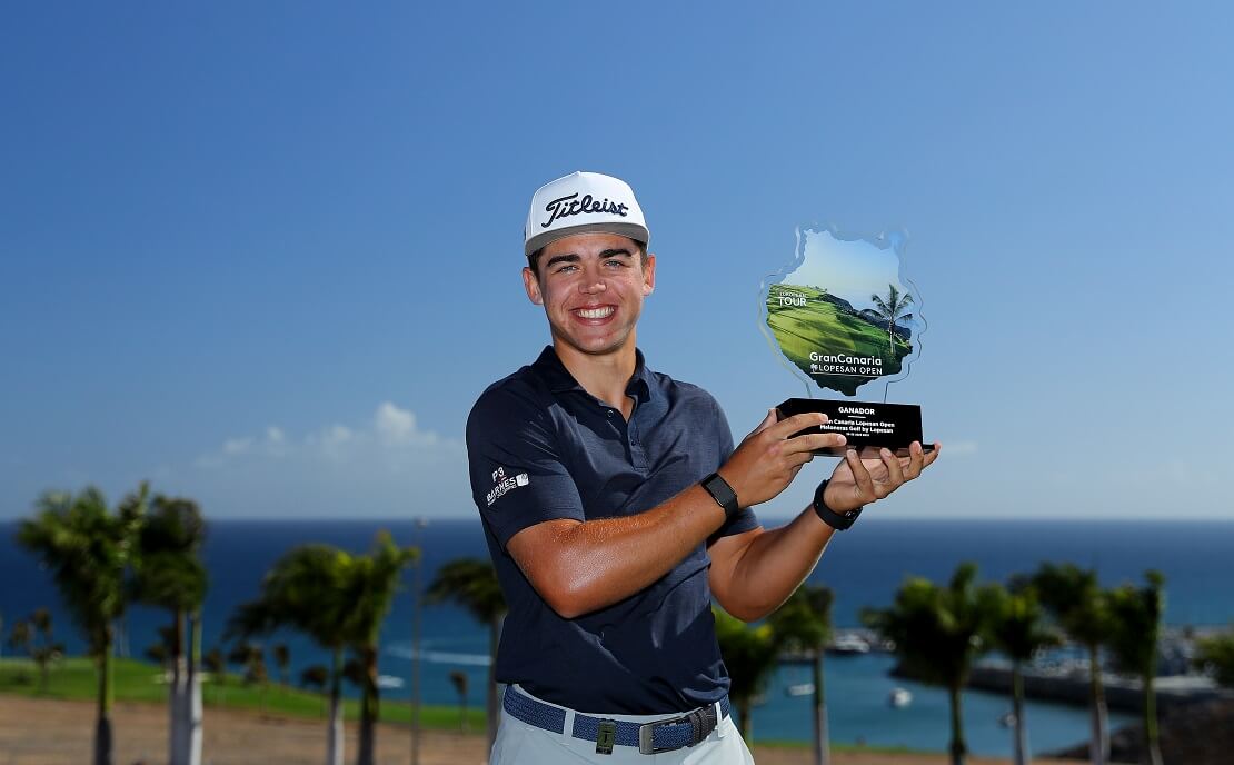 Garrick Higgo hält die Trophäe der Gran Canaria Lopesan Open