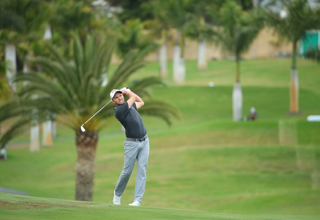 Max Kieffer schlägt vor einer Palme bei der Gran Canaria Lopesan Open ab.