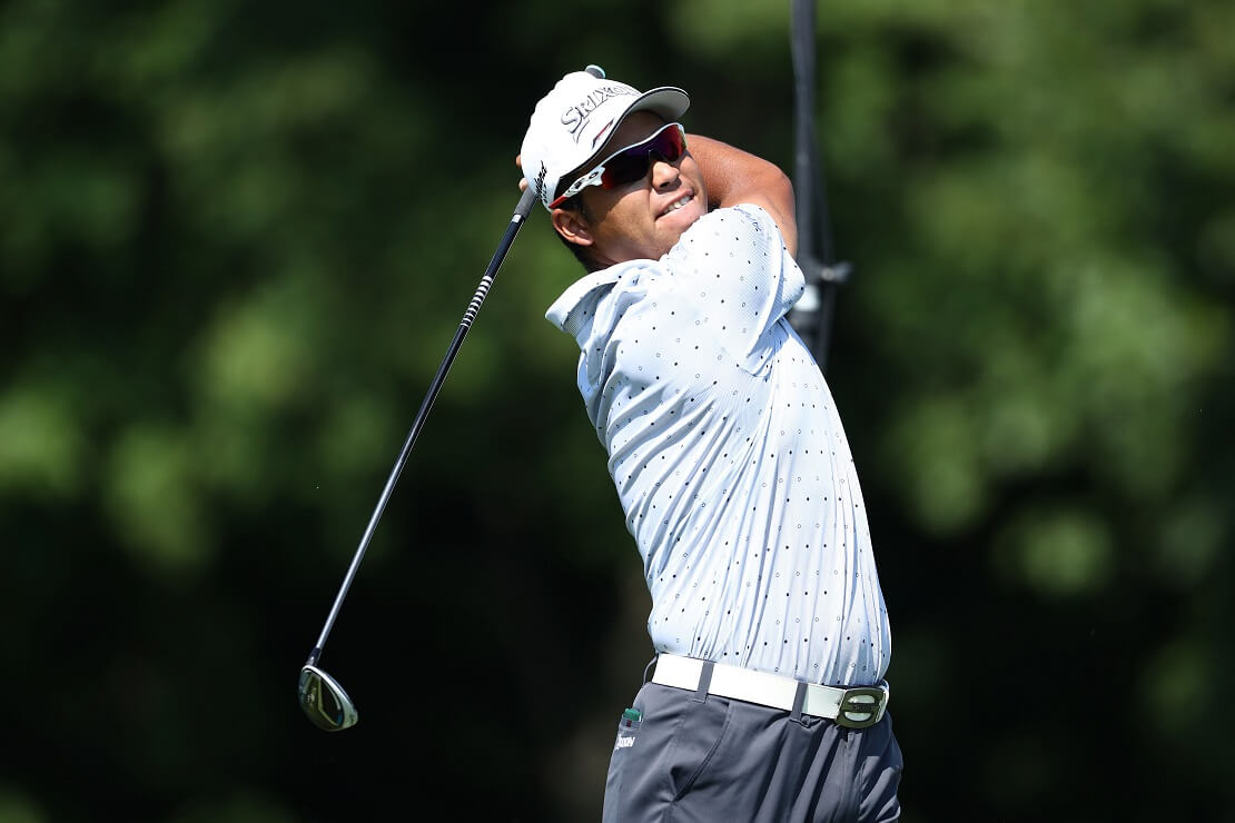 Hideki Matsuyama hält seinen Driver hinter dem Rücken