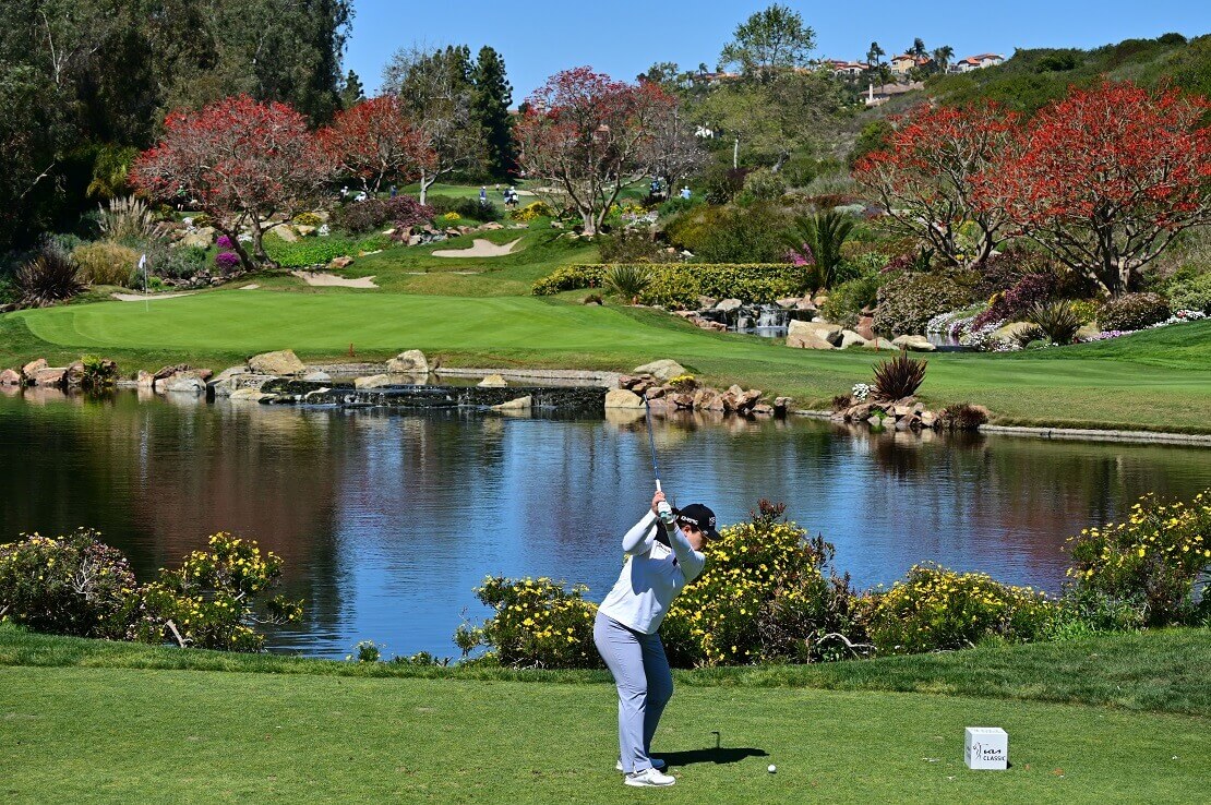 Inbee Park schlägt den Golfball vor einem Wasserhindernis