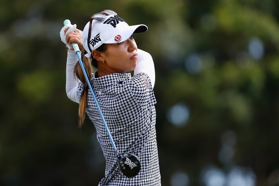 Lydia Ko hält den Schläger hinter dem Rücken und blickt hinter ihrem Ball her