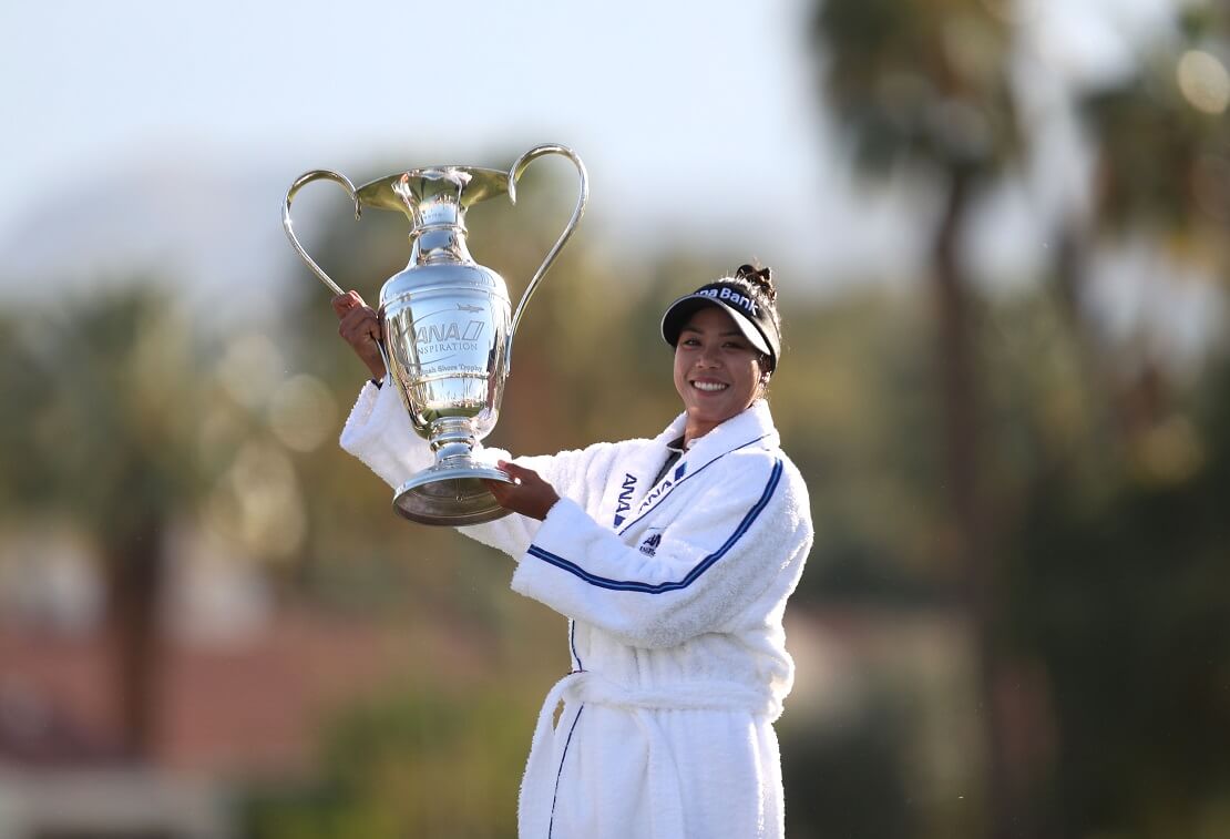 Patty Tavatanakit hält die Trophäe der ANA Inspiration in den Händen.