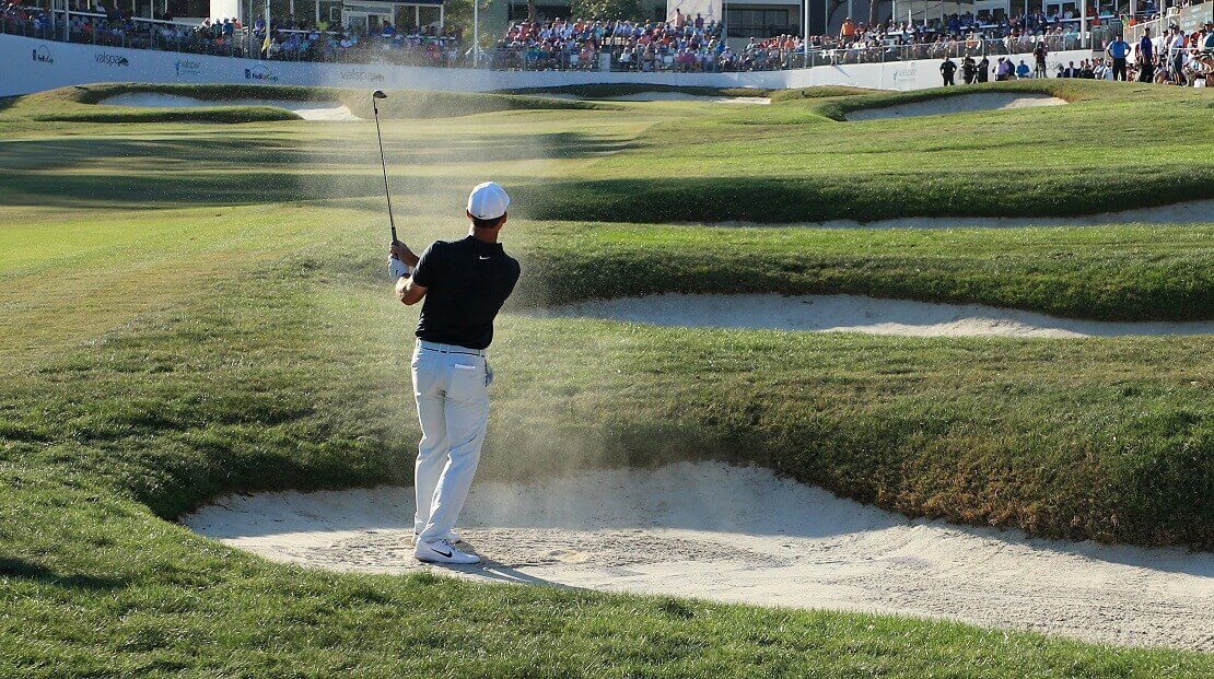 Paul Casey steht in einem Bunker im Innisbrook Resort