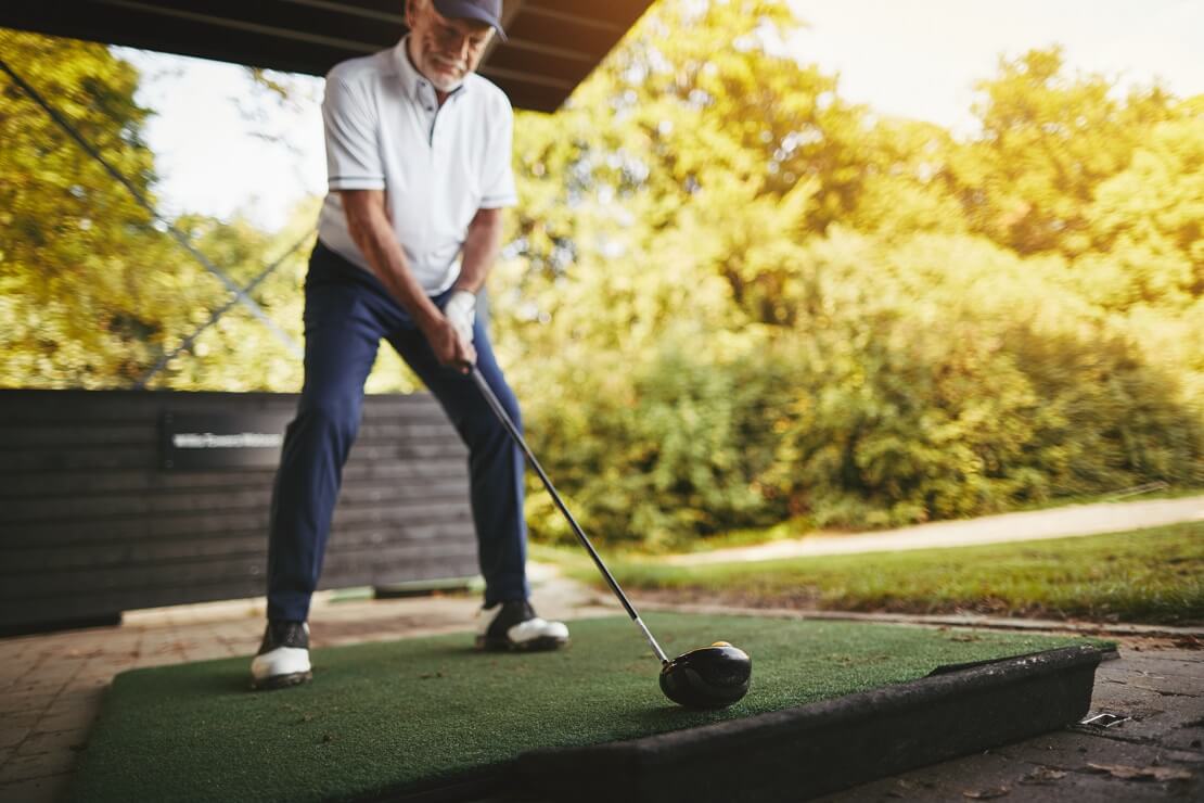 Senior Golfer übt mit dem Driver