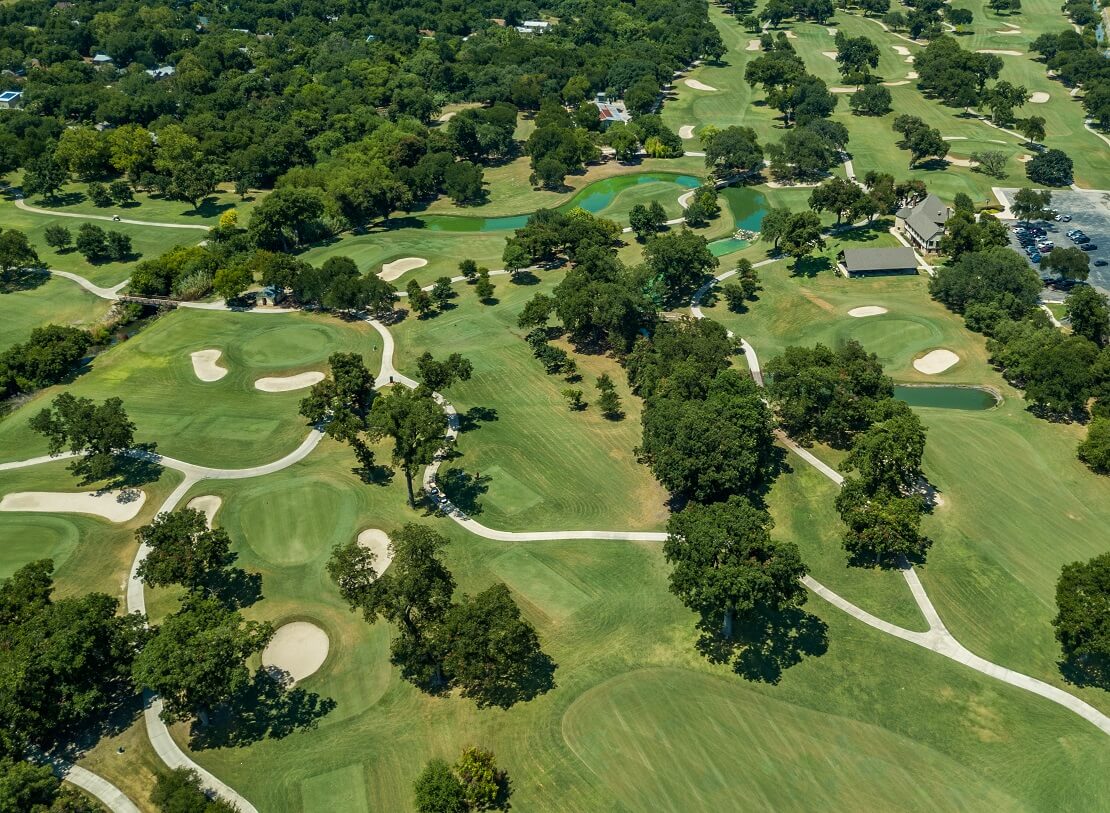 Golfplatz mit vielen Wegen, Bäumen und Sandgruben