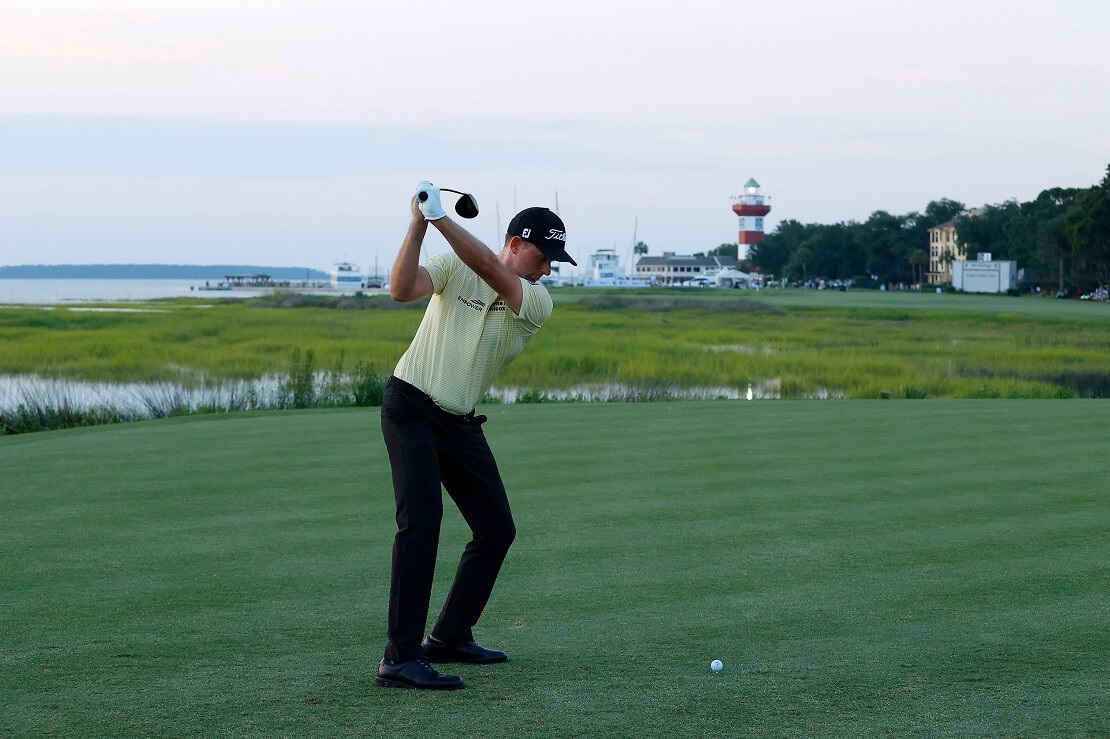 Webb Simpson schlägt vor dem Leuchtturm von Hilton Head Island ab