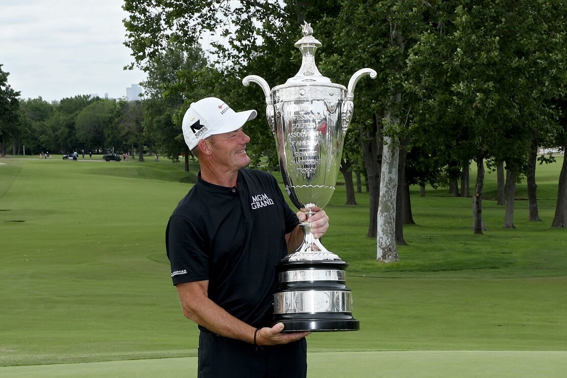 Alex Cejka posiert mit der Trophäe der Senior PGA Championship.