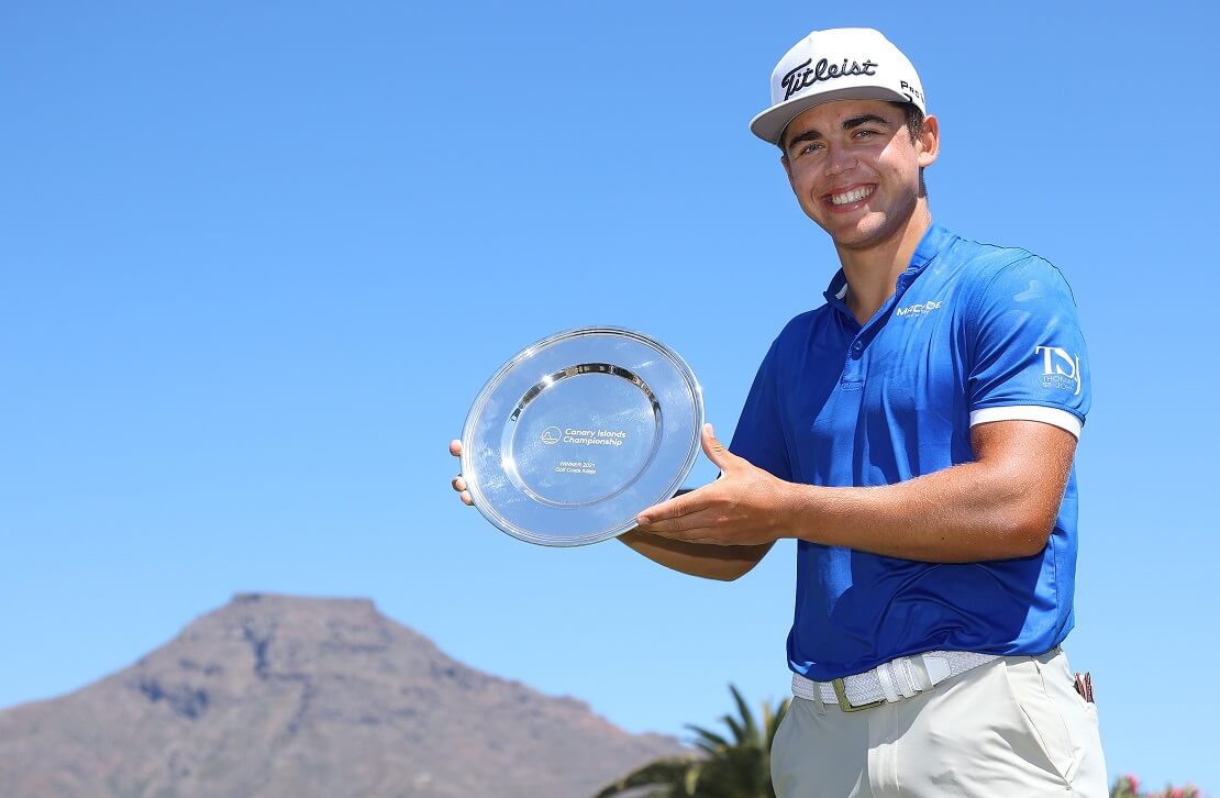 Garrick Higgo posiert mit der Trophäe der Canary Islands Championship auf Teneriffa