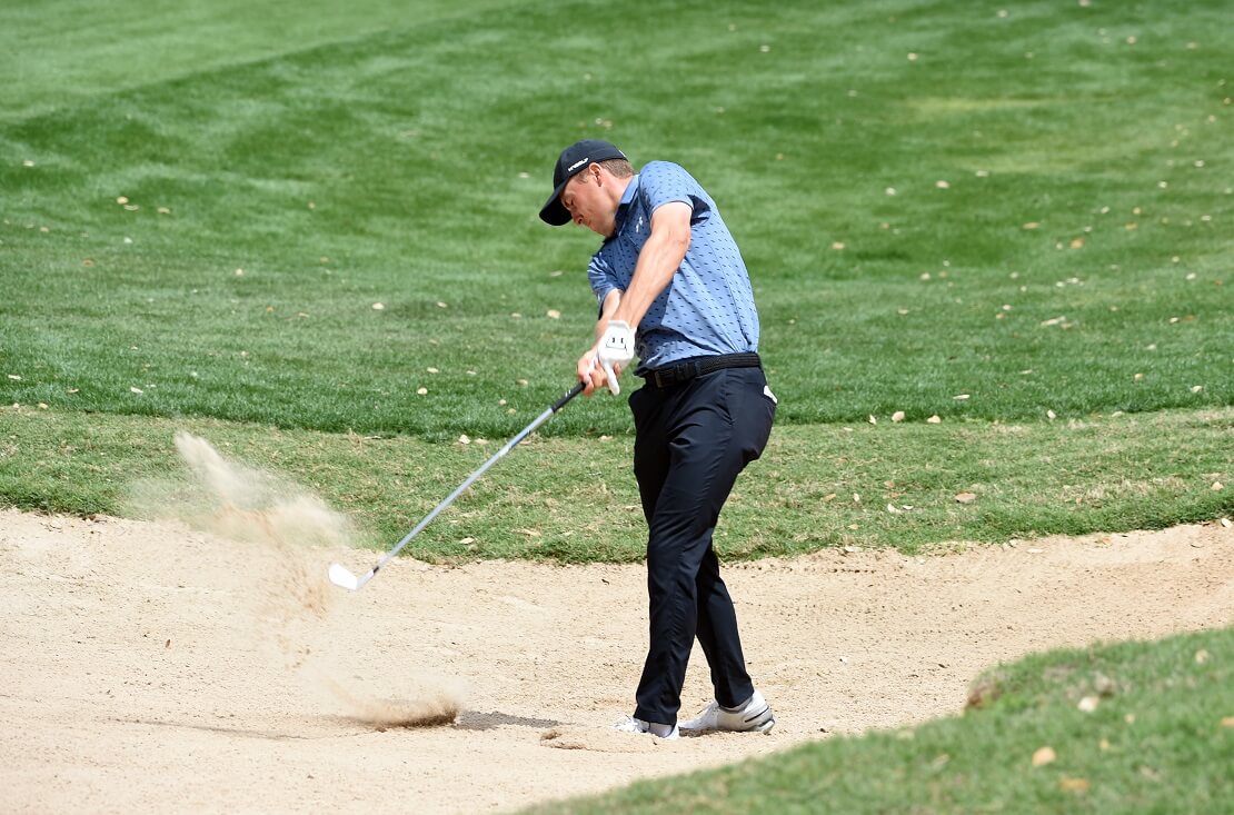 Jordan Spieth schlägt den Ball aus einem Bunker bei der Valero Texas Open