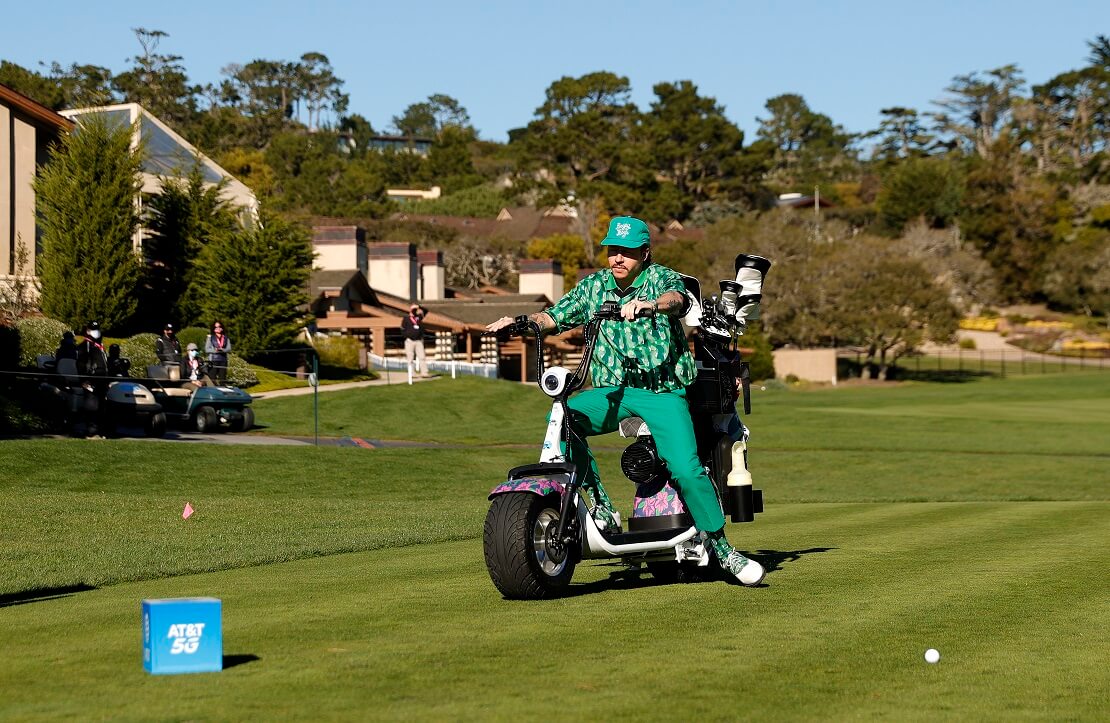 Rapper Macklemore auf einem Golf-Roller beim AT&T Pebble Beach